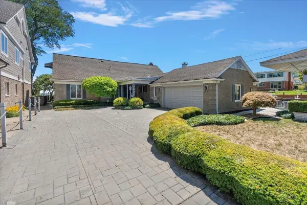 27210 Lane ST, StClairShores, MI 48081