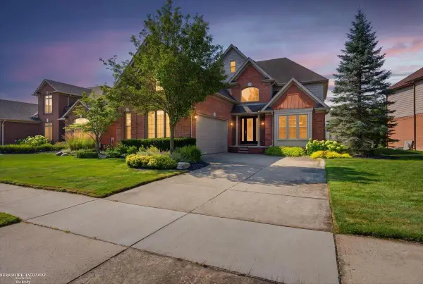 16080 Harvest Spring LN, Macomb, MI 48042