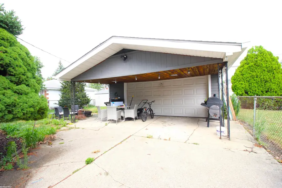 24914 Raven AVE, Eastpointe, MI 48021 - #3