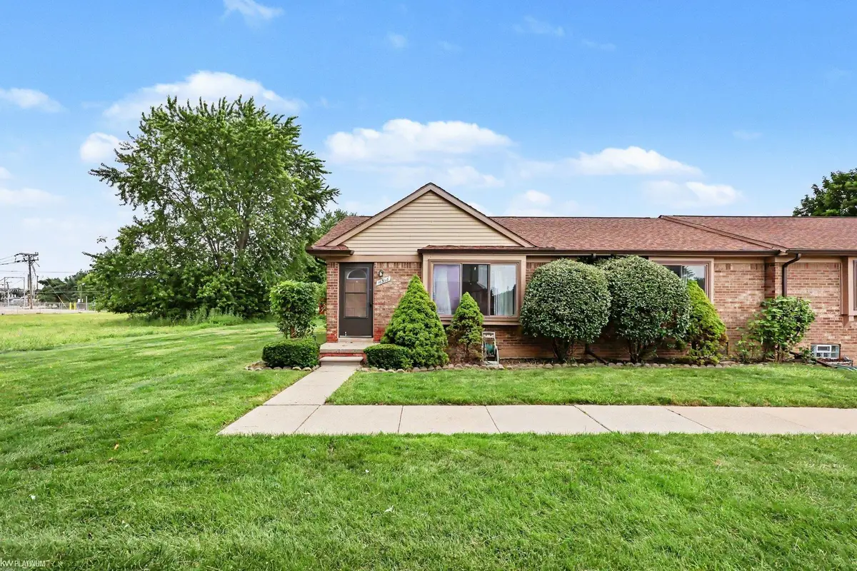 16958 Kingsbrooke DR, Clinton, MI 48038 - #1