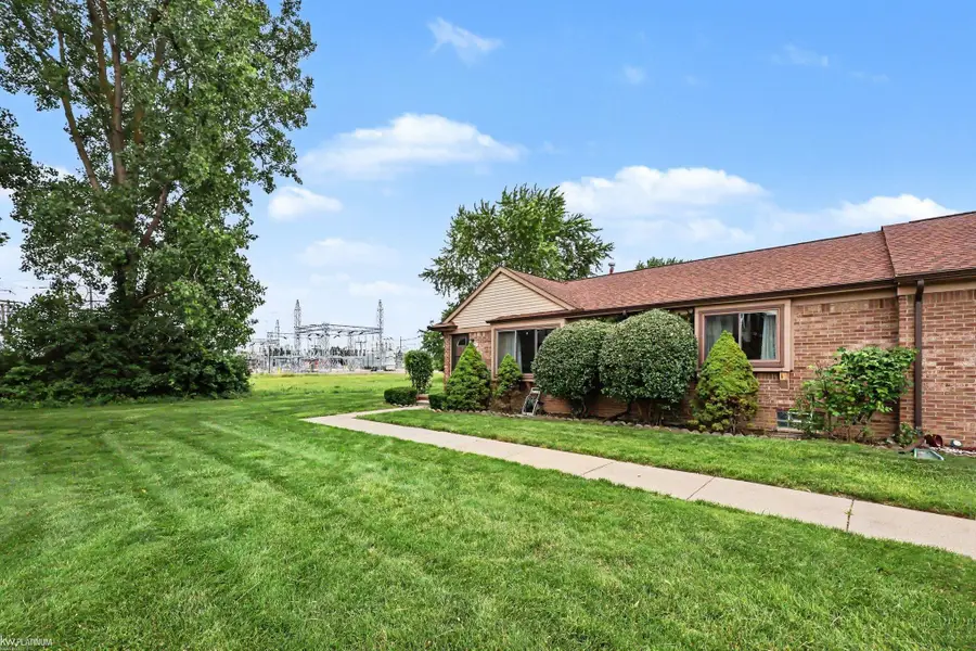 16958 Kingsbrooke DR, Clinton, MI 48038 - #3