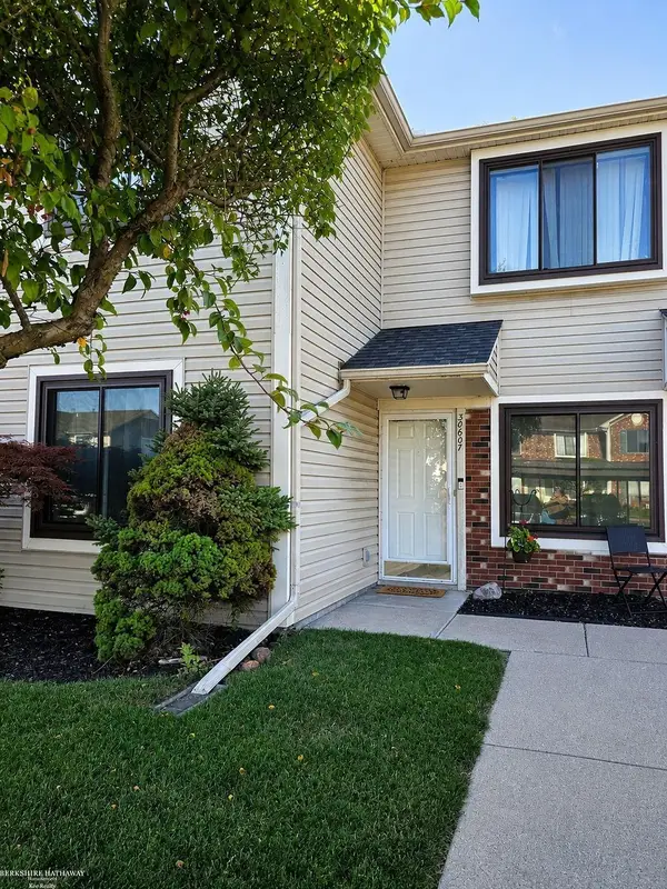 30607 Hidden Pines LN, Roseville, MI 48066