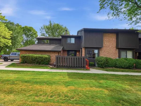 37388 Clubhouse DR, SterlingHeights, MI 48312