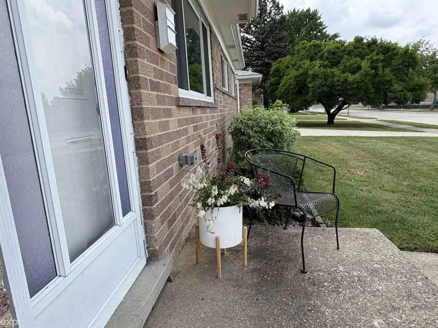 22024 Evergreen ST, Saint Clair Shores, MI 48082 - #2