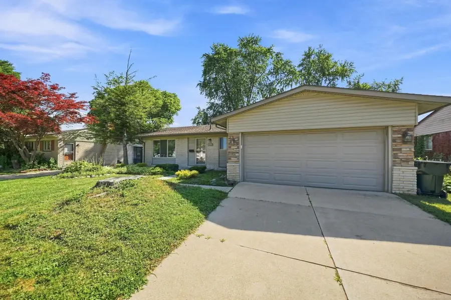 37340 Castleton DR, Sterling Heights, MI 48312 - #2