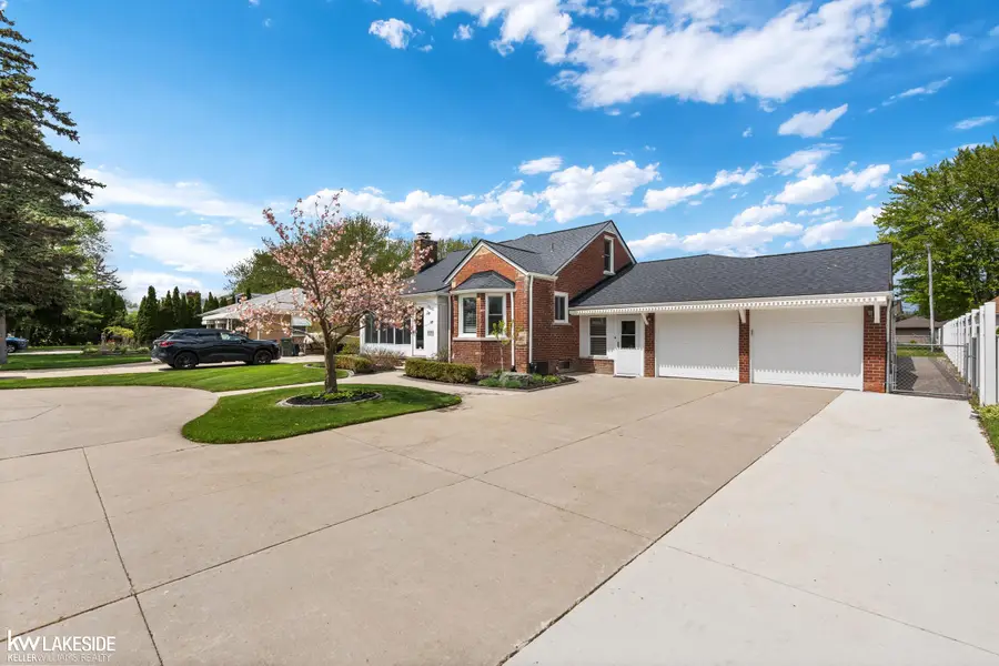 21215 E 11 Mile RD, Saint Clair Shores, MI 48081 - #2