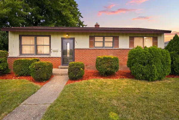 15611 common RD, Roseville, MI 48066
