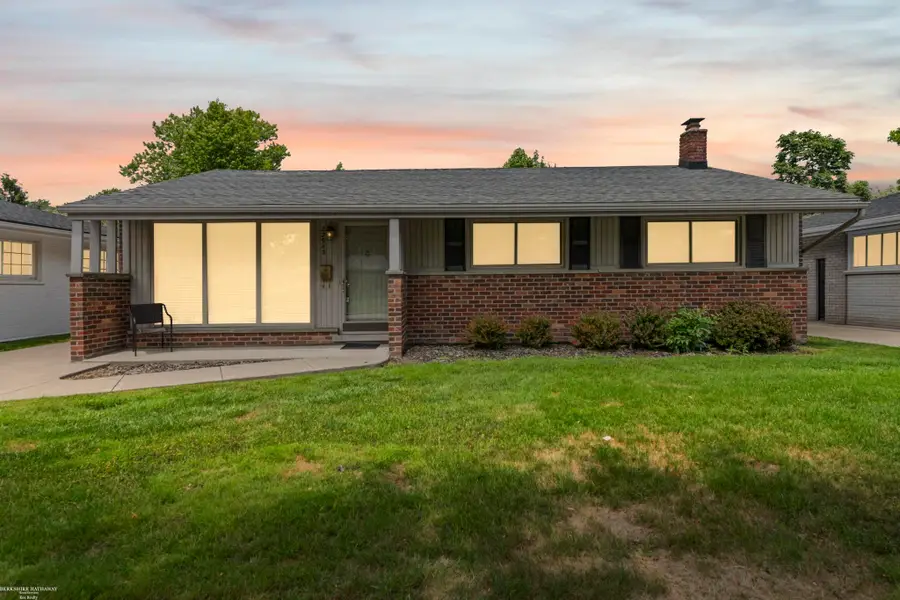 22943 Edgewood ST, Saint Clair Shores, MI 48080 - #2