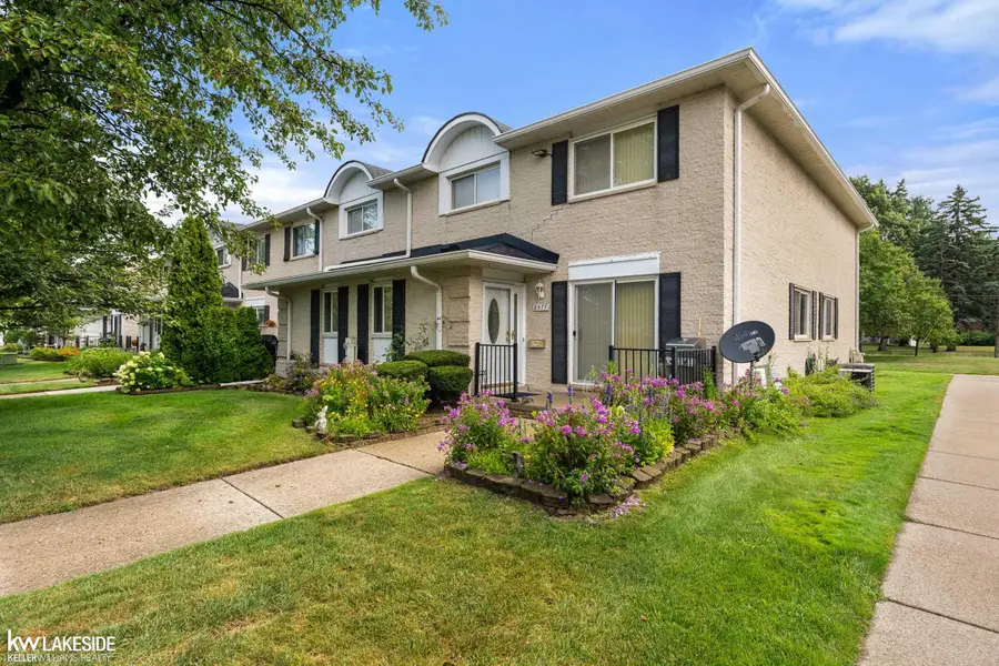 8577 Hampshire DR, Sterling Heights, MI 48313 - #3