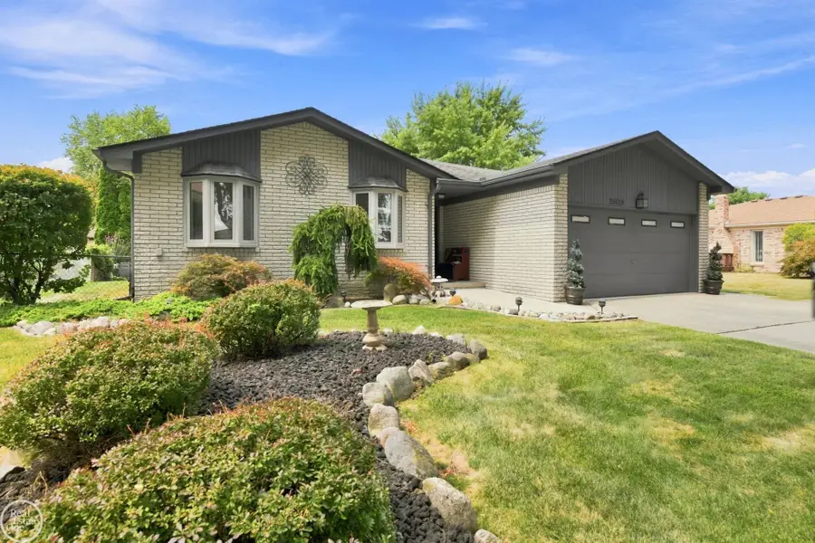 35319 Maureen DR, Sterling Heights, MI 48310 - #3