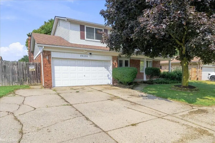 39335 Waldorf DR, Clinton, MI 48038 - #2