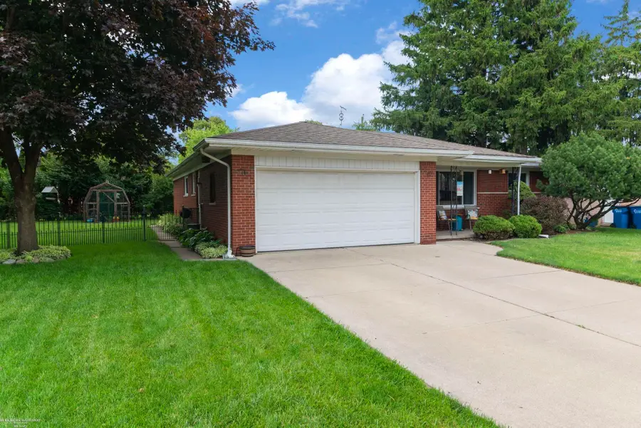 3825 Hillcrest ST, Warren, MI 48092 - #2