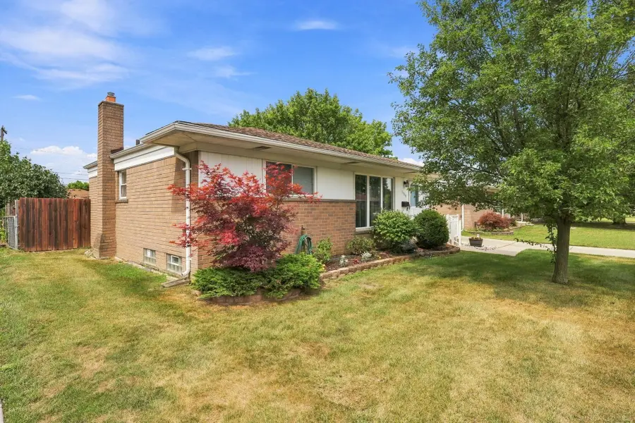 31319 Newport DR, Warren, MI 48088 - #2
