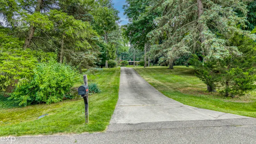 5280 Brookside Dr DR, Utica, MI 48316 - #2
