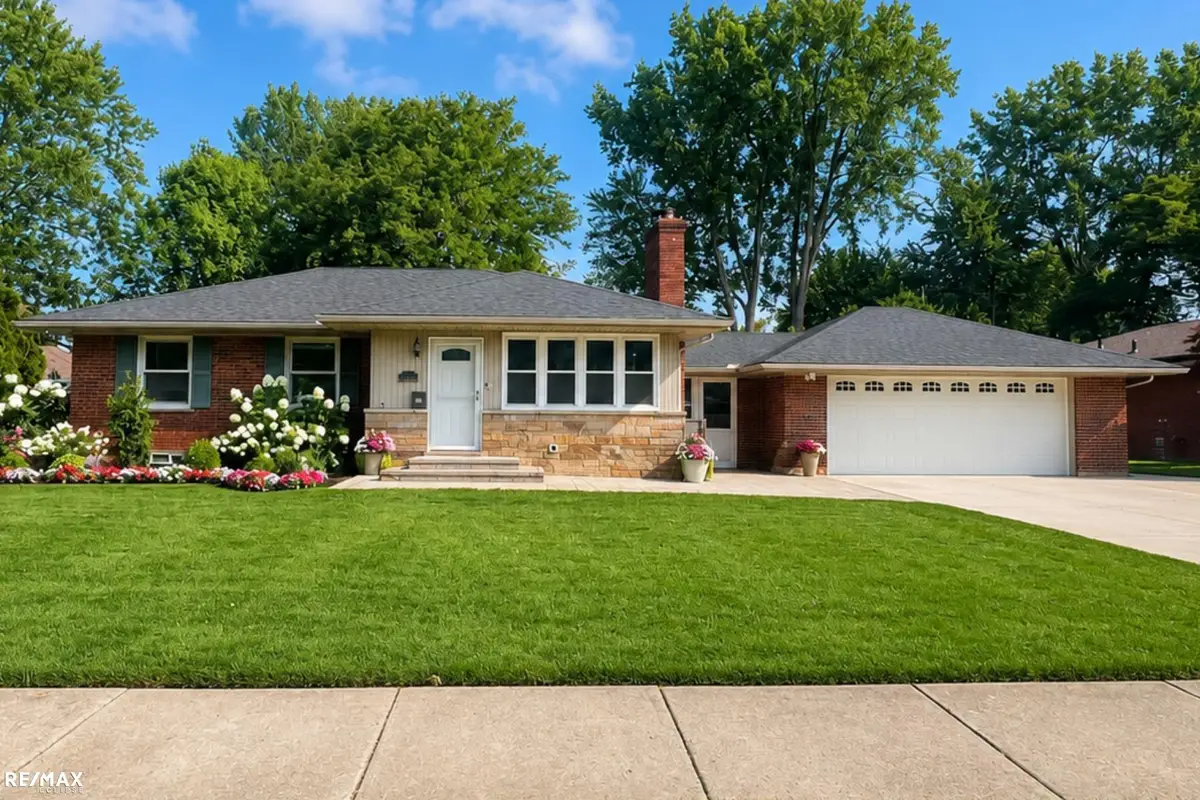 22231 Grossedale ST, Saint Clair Shores, MI 48082 - #1