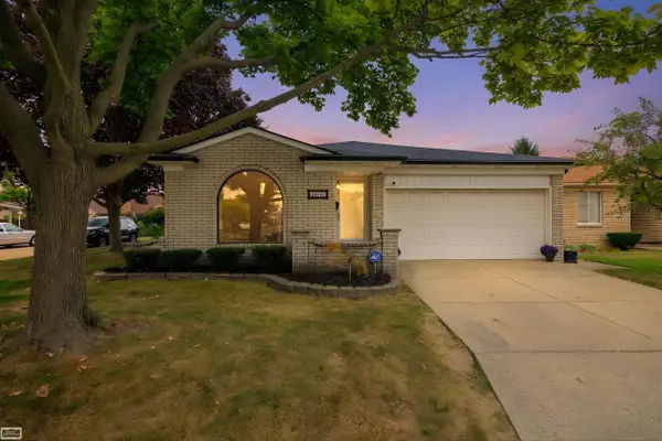 15151 La Grande PLZ, Warren, MI 48088