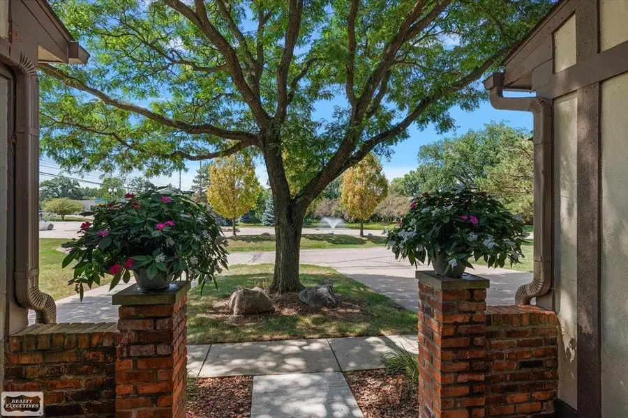 1995 Streamwood DR, Rochester Hills, MI 48309 - #3