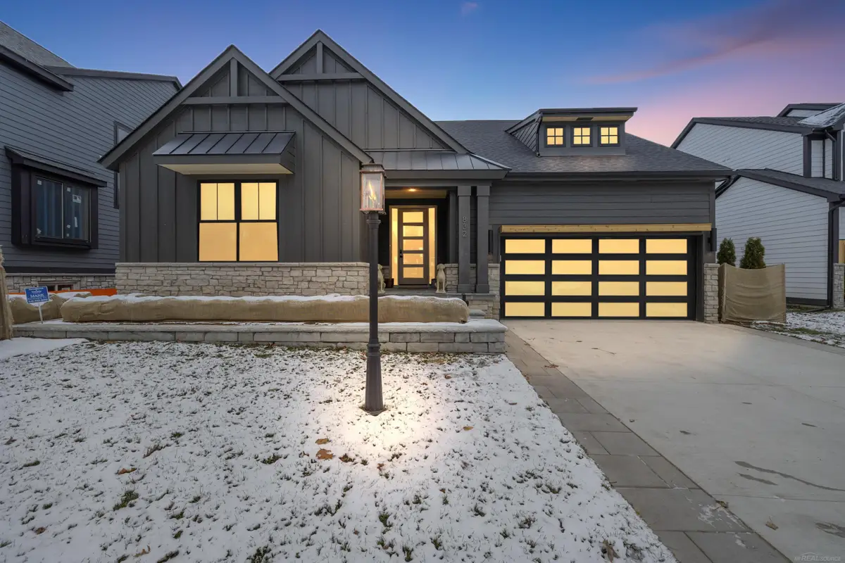 42451 Magnolia DR, Sterling Heights, MI 48314 - #1