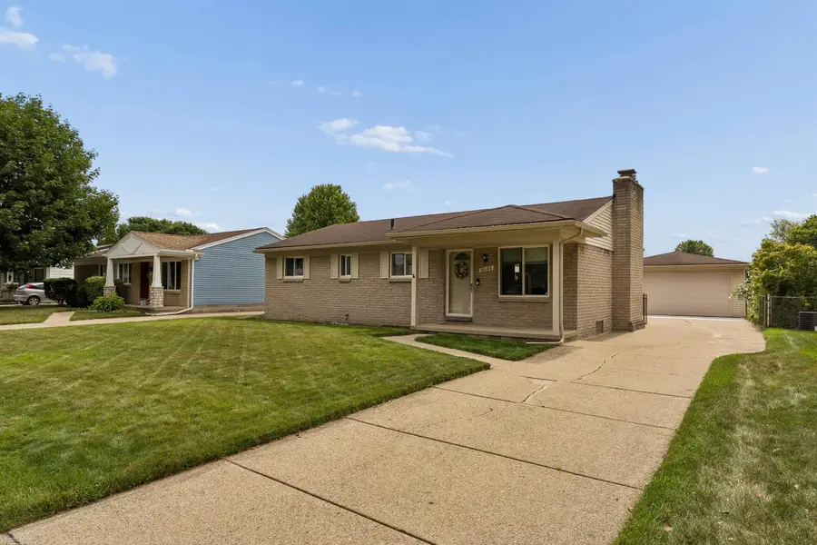 8644 Essen Dr DR, Sterling Heights, MI 48314 - #3