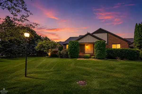 32 Meadow Wood DR, RochesterHills, MI 48307