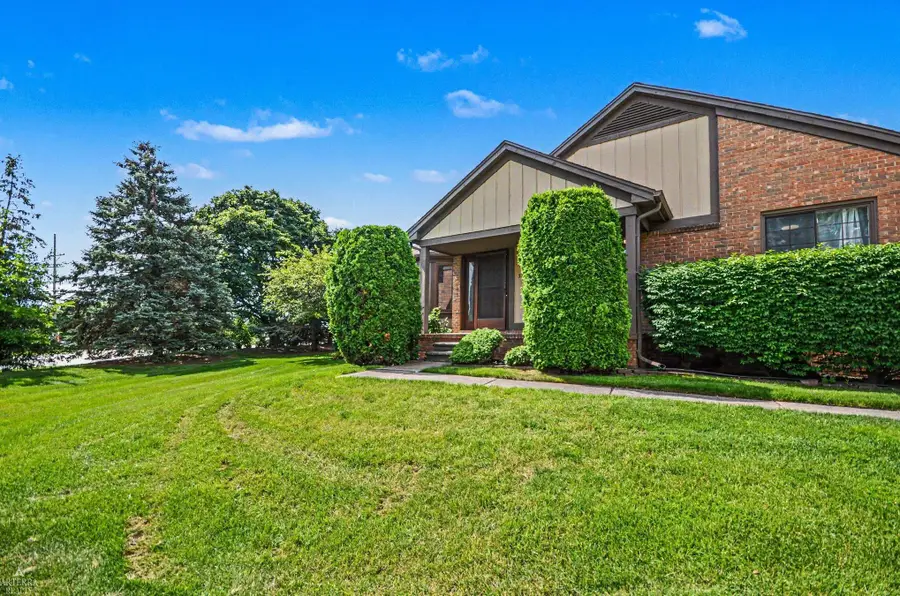 32 Meadow Wood DR, Rochester Hills, MI 48307 - #2