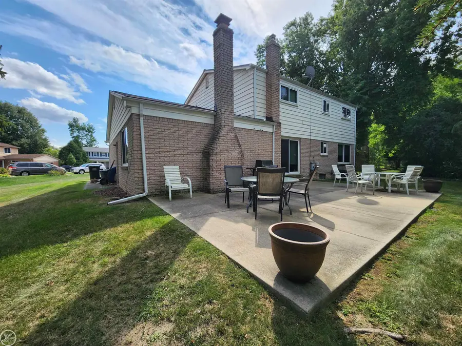 715 Abbey CT, Rochester Hills, MI 48307 - #2