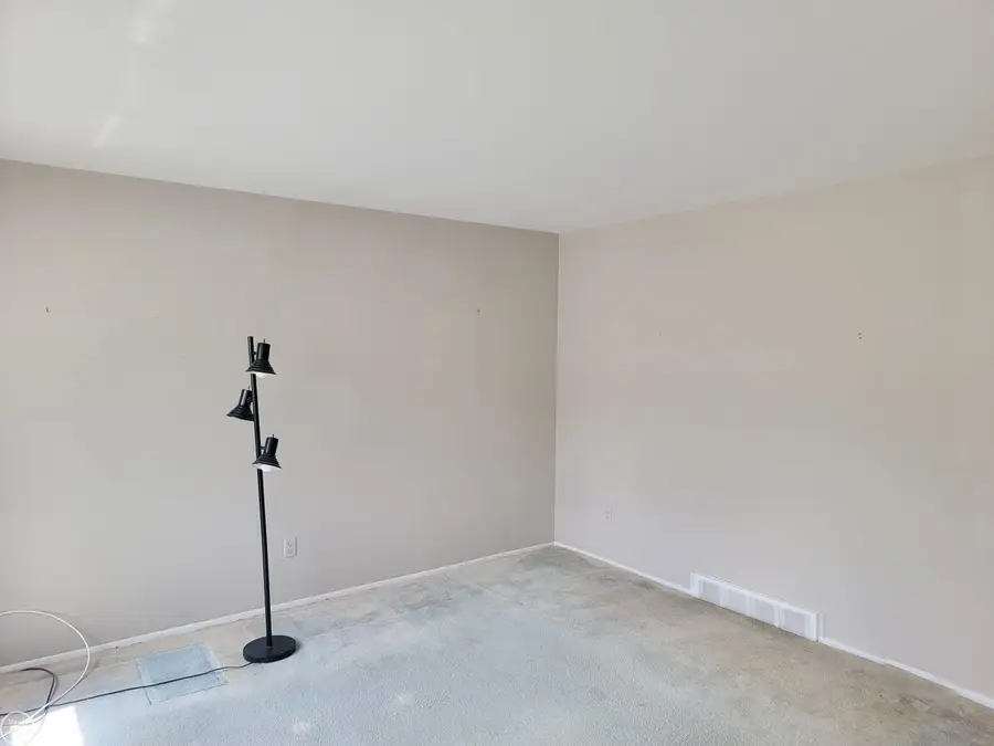 129 Parnacott DR, Mount Clemens, MI 48043 - #3