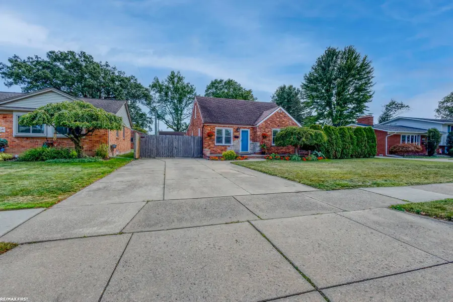 22712 Liberty ST, Saint Clair Shores, MI 48080 - #2