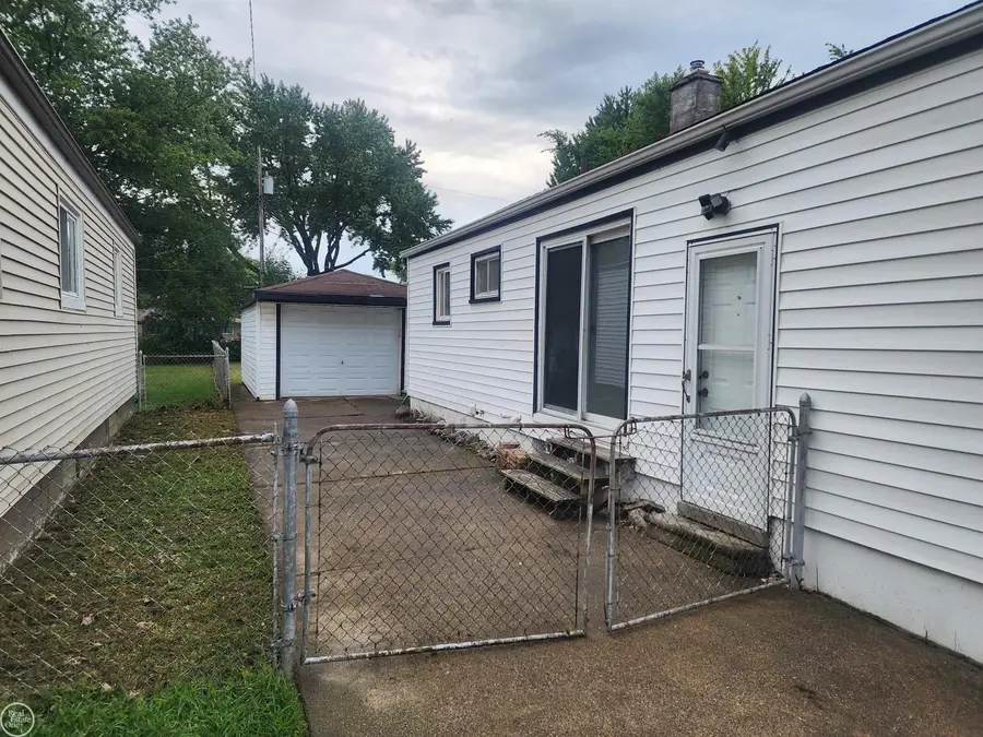 23509 Elmira ST, Saint Clair Shores, MI 48082 - #2