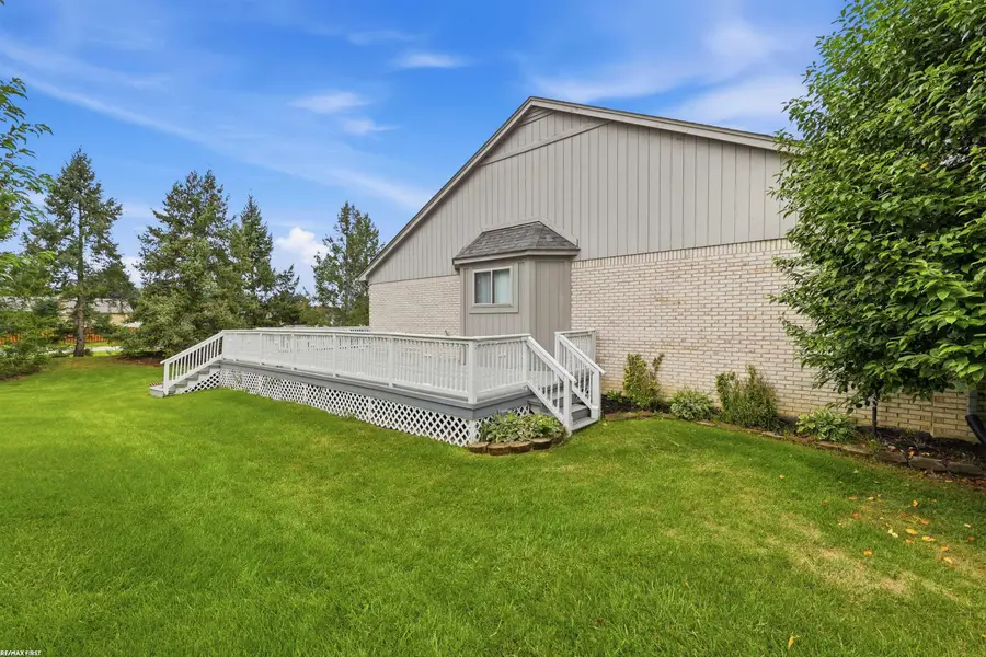 46201 Bentley CIR, Macomb, MI 48044 - #3