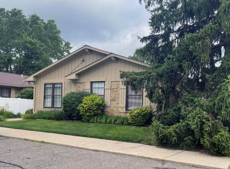 2684 Roundtree DR, Troy, MI 48083 - #2