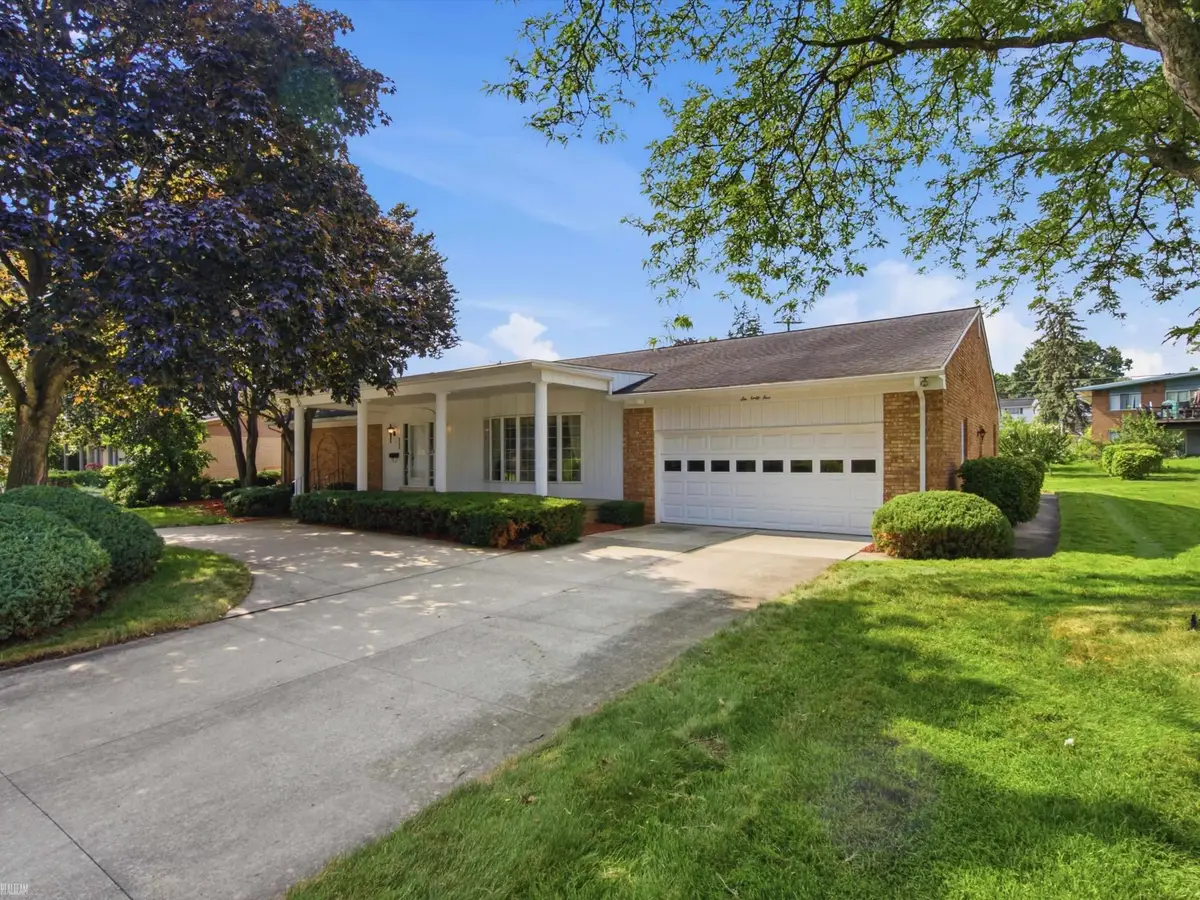 645 Wellington CRES, Mount Clemens, MI 48043 - #1