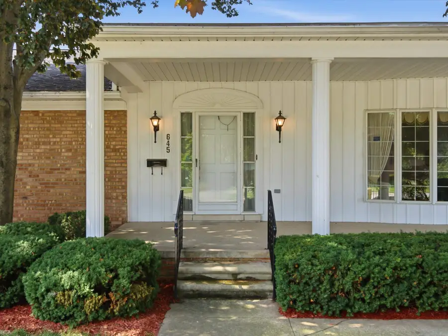 645 Wellington CRES, Mount Clemens, MI 48043 - #2