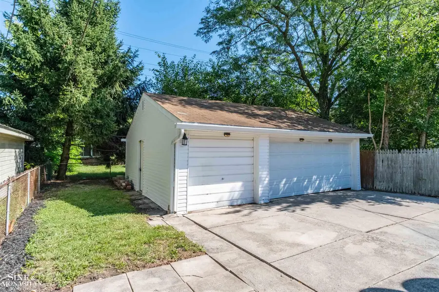 20433 Hunt Club DR, Harper Woods, MI 48225 - #2