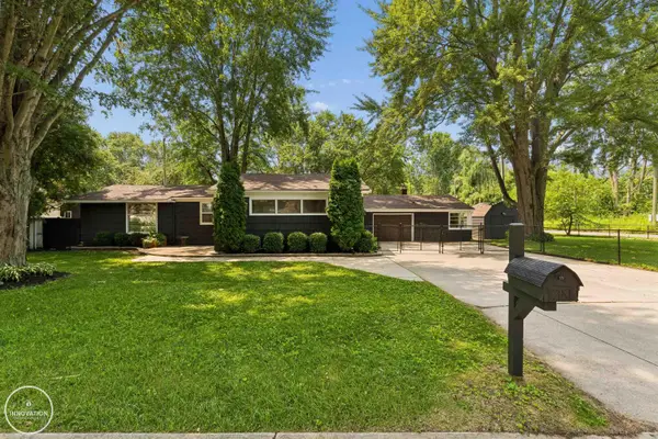 367 Sherwood LN, Algonac, MI 48001
