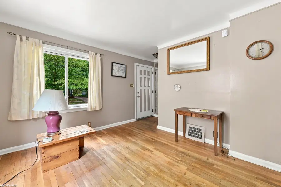 2119 Hampton RD, Grosse Pointe Woods, MI 48236 - #3