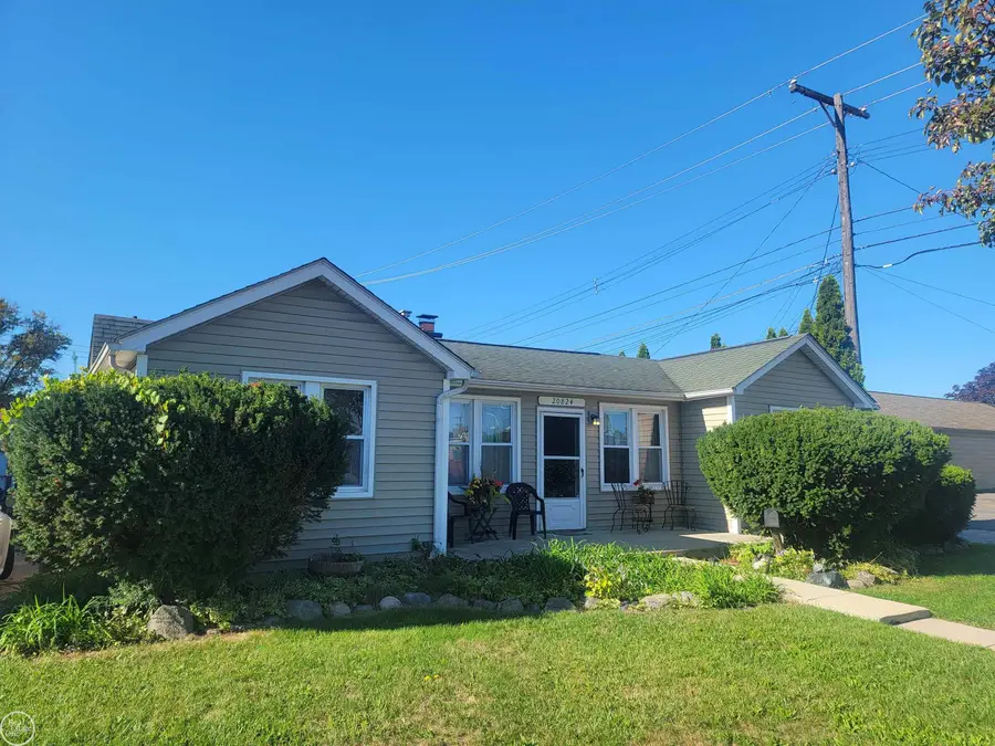 20824 Ridgemont ST, Harper Woods, MI 48225 - #2