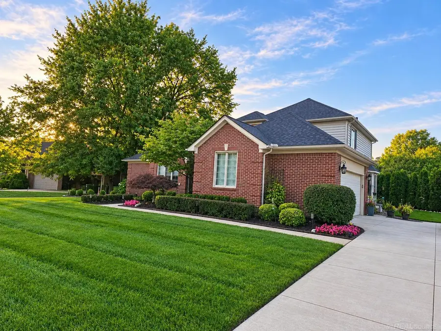3773 Lake Forest DR, Sterling Heights, MI 48314 - #2