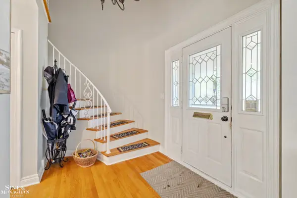 525 Saddle LN, GrossePointeWoods, MI 48236