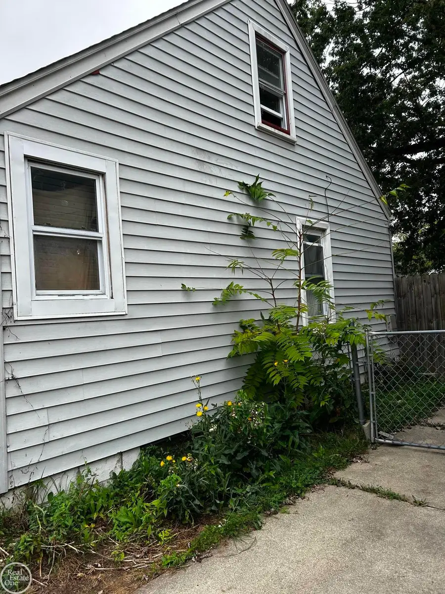 28752 Maple ST, Roseville, MI 48066 - #3