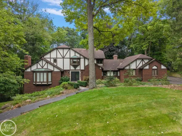 523 Ridgewood RD, Rochester, MI 48306