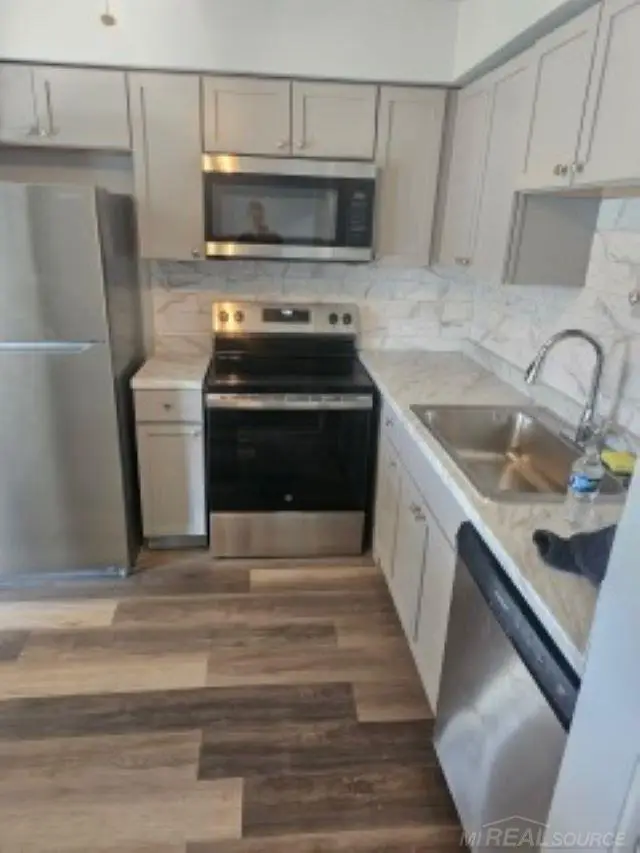 7595 Woodview ST, Westland, MI 48185 - #2