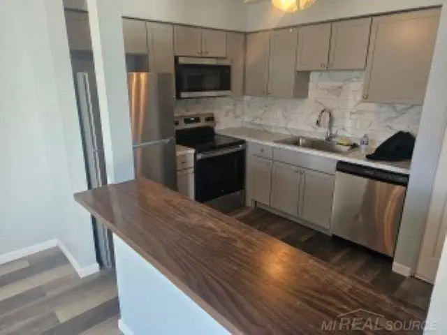 7595 Woodview ST, Westland, MI 48185 - #3