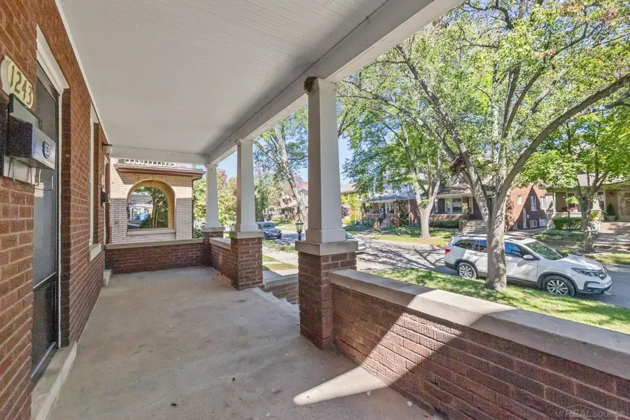 1243 Lakepointe ST, Grosse Pointe Park, MI 48230 - #2