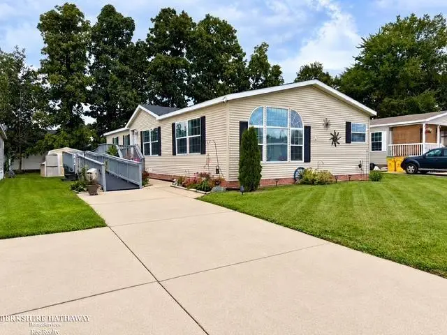 52211 Landsdowne CIR, Chesterfield, MI 48051 - #1