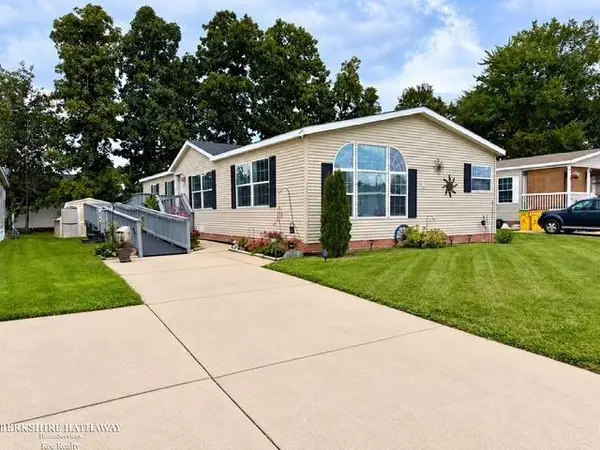 52211 Landsdowne CIR, Chesterfield, MI 48051
