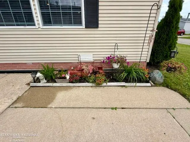 52211 Landsdowne CIR, Chesterfield, MI 48051 - #3