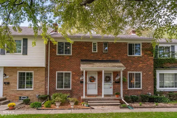 22829 Lakeshore, StClairShores, MI 48080