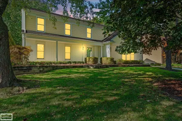 1037 E Fairview LN, RochesterHills, MI 48306