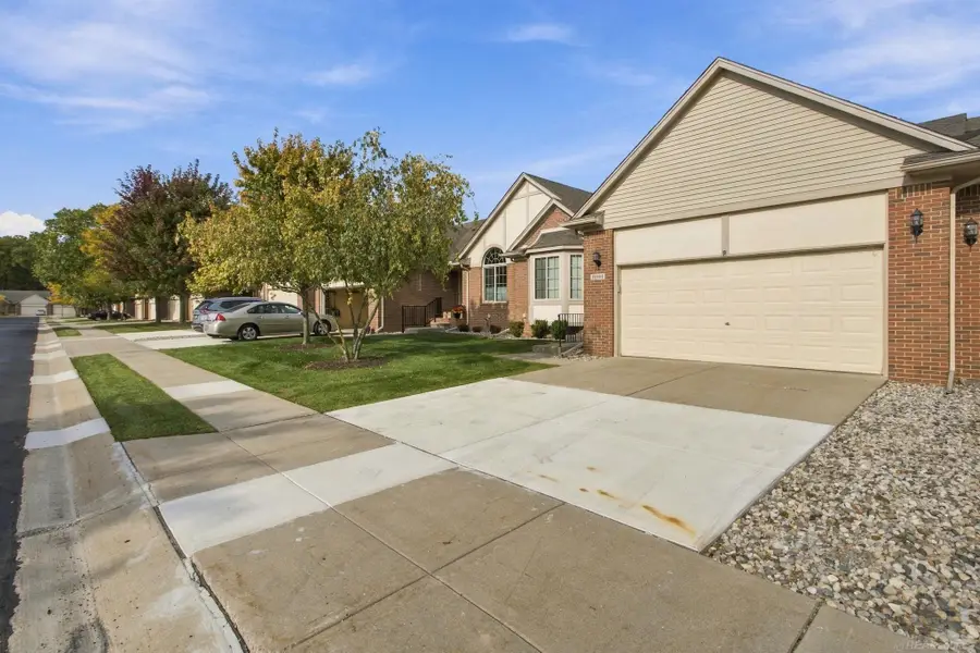 28201 Cottonwood CT, Chesterfield, MI 48047 - #2